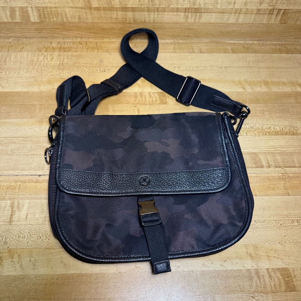 Lululemon Camo Nylon Festival Crossbody Messenger Bag Black Brown Camouflage
